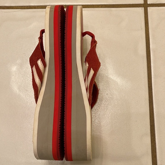 Red and white platform flip flops with suede band - Picture 5 of 7